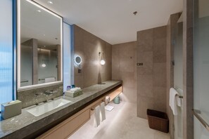 Shower, rainfall showerhead, free toiletries, hair dryer - Nanjing Yangzi River Conference Center Longshan Lake Hotel (Nanjing)