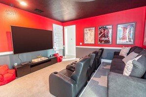 Televisión, futbolito, mesa de ping pong, oficina