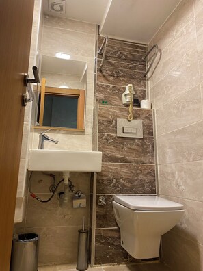Triple Room | Bathroom - OKUR OTEL (Istanbul)