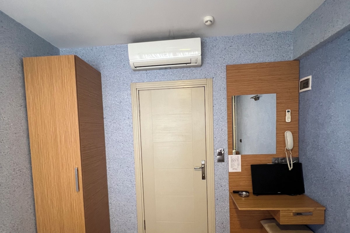 Soundproofing, free WiFi, bed sheets