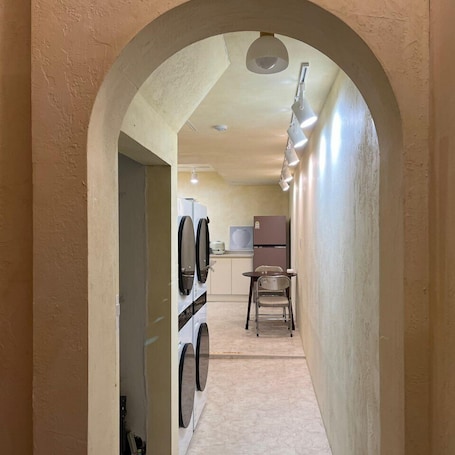 Een mini-koelkast, een magnetron, een kookplaat