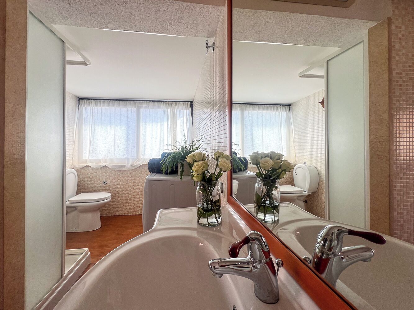 Douche, bidet, serviettes fournies