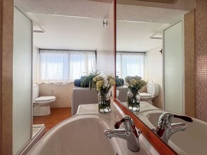 Shower, bidet, towels