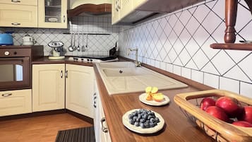 Frigorifero, forno, piano cottura, lavastoviglie
