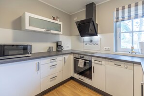 Frigorífico, microondas, horno y lavavajillas