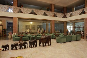 Lobby-lounge