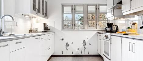 Kühlschrank, Mikrowelle, Geschirrspüler, Kochgeschirr/Geschirr/Besteck