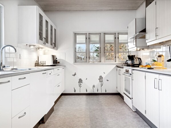 Kühlschrank, Mikrowelle, Geschirrspüler, Kochgeschirr/Geschirr/Besteck