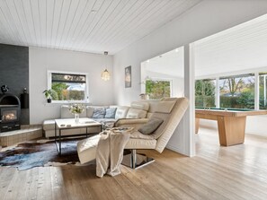 Televisión y chimenea 