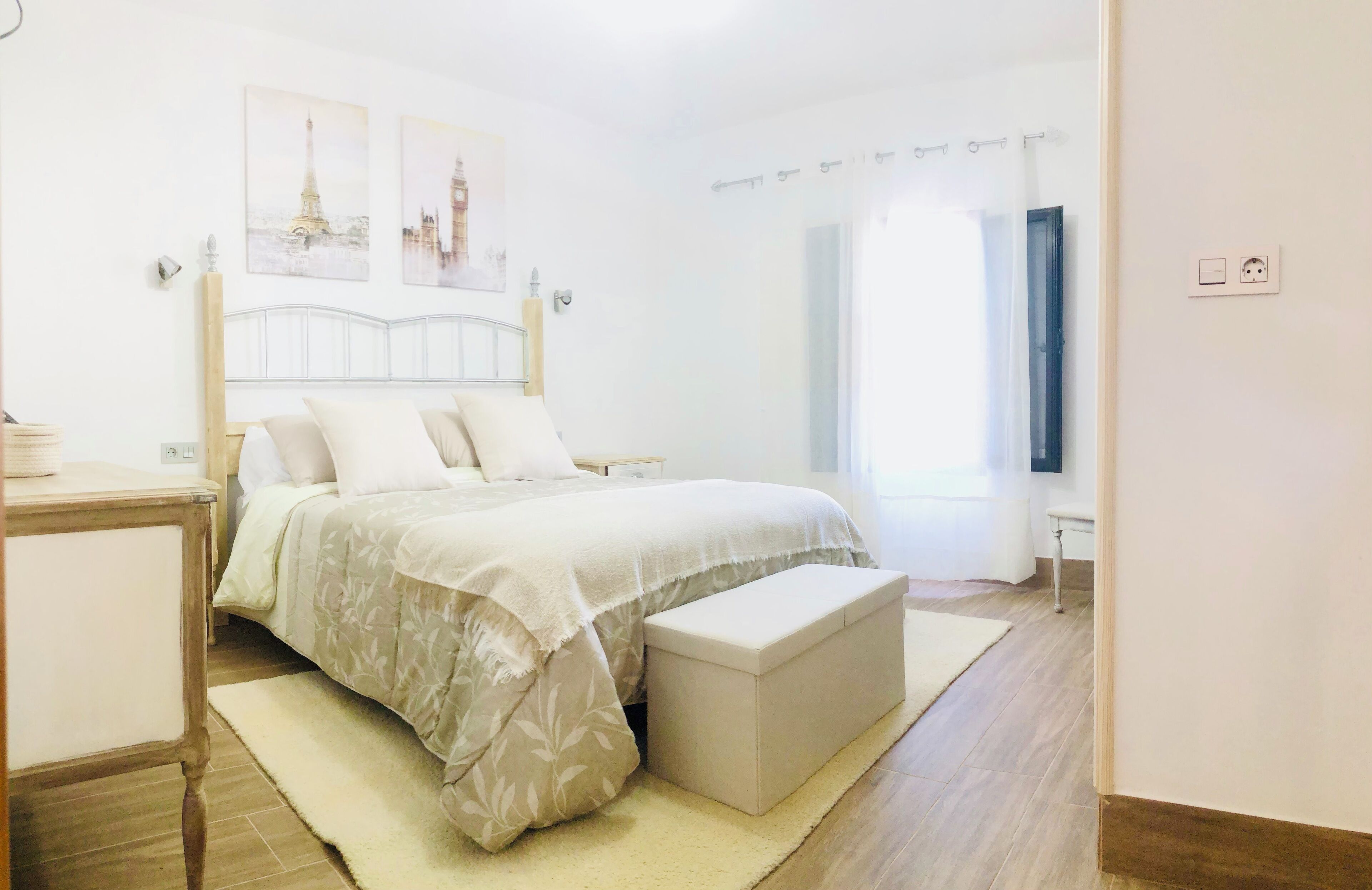 2 bedrooms, iron/ironing board, internet, bed sheets