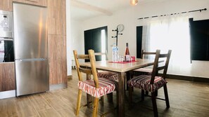 Eine moderne Küche mit einem integrierten Kühlschrank und Holzschränken.