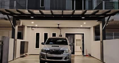 Spacious 4-bedroom house in cool Kluang, Johor with AC, WiFi, NETFLIX, autogate