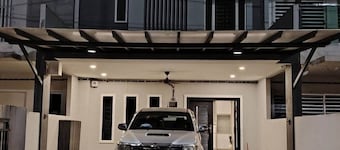 Spacious 4-bedroom house in cool Kluang, Johor with AC, WiFi, NETFLIX, autogate