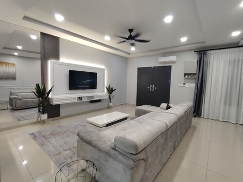 Spacious 4-bedroom house in cool Kluang, Johor with AC, WiFi, NETFLIX, autogate