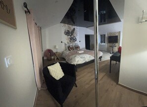 1 bedroom, desk, free WiFi, bed sheets