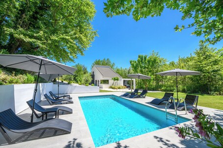 Una piscina al aire libre