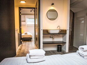 2 bedrooms, travel crib, free WiFi