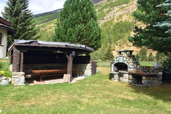 Outdoor dining - Chalet in Saas Fee near Ski Slopes (Saas Grund)