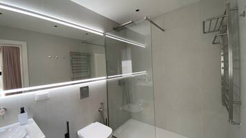 Đồ dùng nhà tắm miễn phí, máy sấy tóc, áo choàng tắm