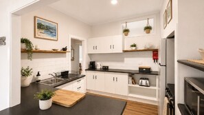Microondas, horno, placa de cocina, lavavajillas