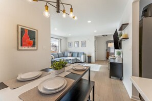 Smart TV, computer monitors