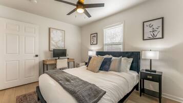 2 Schlafzimmer, Schreibtisch, BĂŒgeleisen/BĂŒgelbrett, kostenloses WLAN