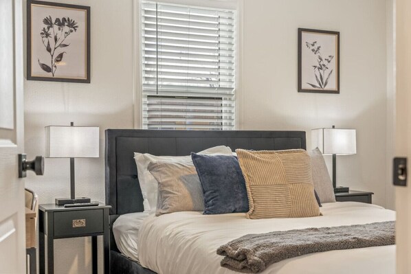 2 slaapkamers, een bureau, een strijkplank/strijkijzer, gratis wifi