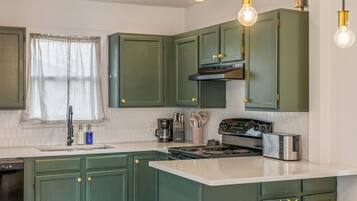 KĂŒhlschrank, Mikrowelle, Ofen, Herdplatte