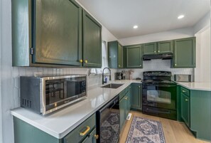 Køleskab, mikrobølgeovn, ovn, kogeplade