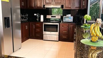 Microondas, horno, parrilla de estufa y cafetera y tetera