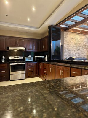 Mikrowelle, Ofen, Herdplatte, Wasserkocher mit Kaffee-/Teezubehör