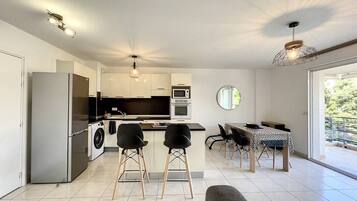 Réfrigérateur, batterie de cuisine, vaisselle et ustensiles