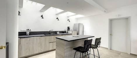 Réfrigérateur, four à micro-ondes, lave-vaisselle, grille-pain