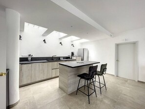 Kjøleskap, mikrobølgeovn, oppvaskmaskin og brødrister