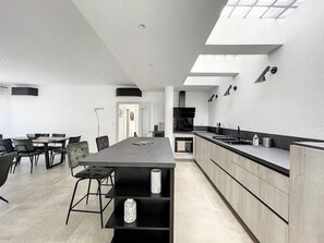 Réfrigérateur, micro-ondes, lave-vaisselle, grille-pain