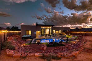 من حمّامات السباحة المغطاة، حمّام سباحة مُدفَّأ