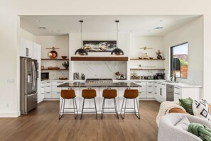 Geladeira, micro-ondas, fogão, cooktop