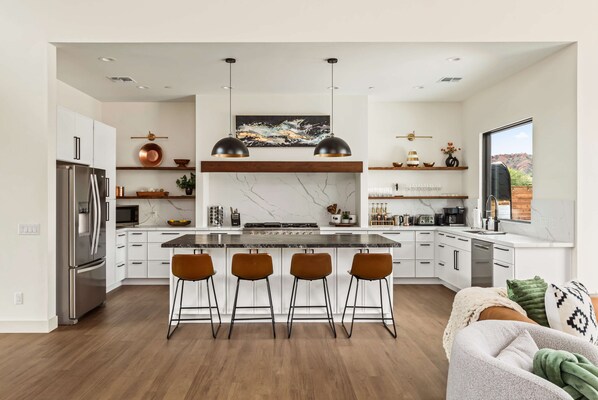 Fridge, microwave, oven, stovetop - Modern Vortex by 5 Seasons Homestays (Sedona)