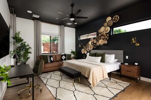 6 dormitorios, escritorio, tabla de planchar con plancha y cuna de viaje