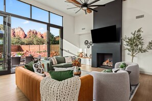 Smart TV, fireplace - Modern Vortex by 5 Seasons Homestays (Sedona)