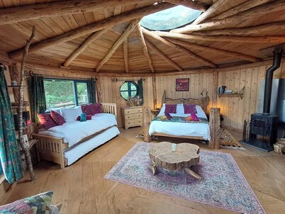 Rustic Eco-lodge With Stunning Views & Dogsok