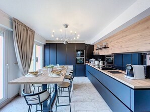 Refrigerador, lavavajillas, cafetera y tetera y tostadora 