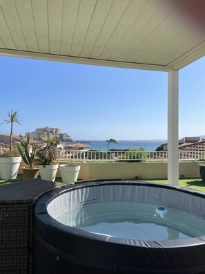 Outdoor spa tub