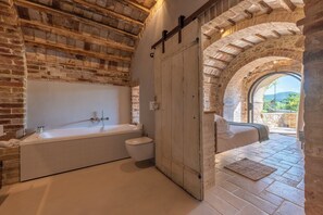 Habitación de lujo doble, vistas al jardín | Baño | Secador de pelo, zapatillas, bidé y toallas