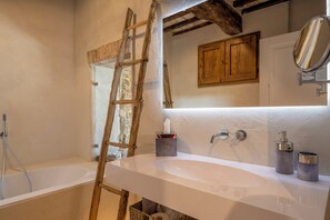 Deluxe Double Room | Bilik Mandi | Pengering rambut, selipar, bidet, tuala disediakan 