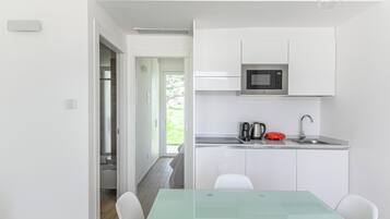 Réfrigérateur, micro-ondes, plaque de cuisson, machine à expresso