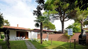 Une villa dotée d’un patio, d’un espace salon extérieur et d’un barbecue.