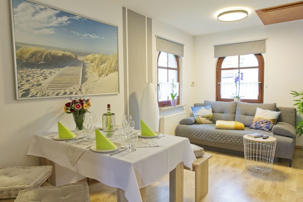 Großer Wohnbereich mit Esstisch