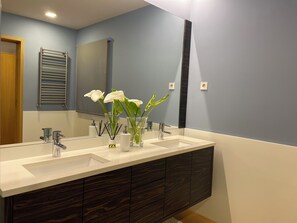 Family House, Vineyard View | Bathroom - Quinta Picouto de Cima (Guimarães)