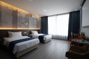 Escritorio, espacio para trabajar con laptop y wifi gratis 